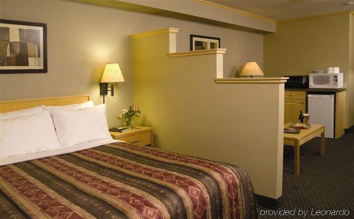 Travelodge By Wyndham Форт Макмъри Стая снимка