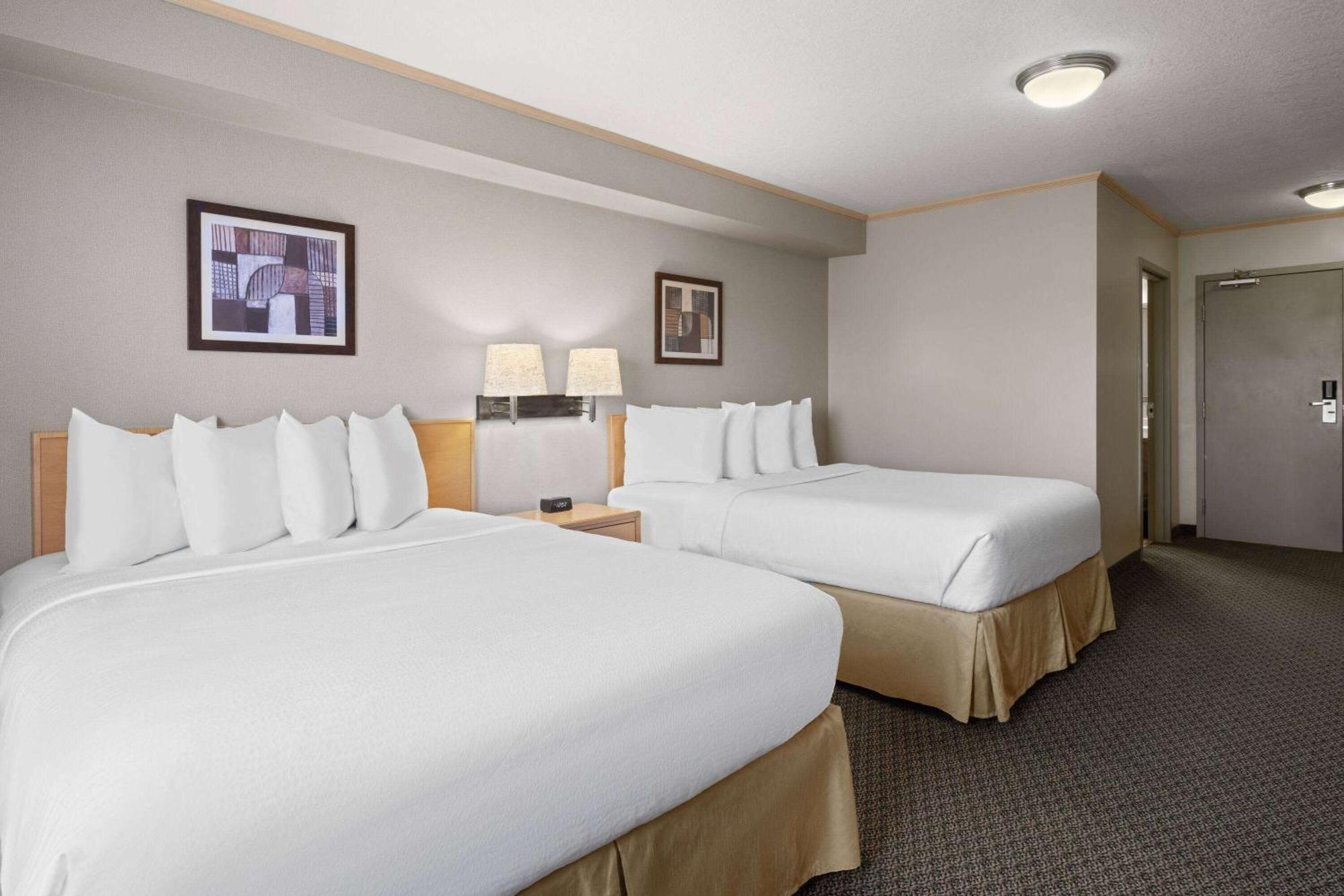 Travelodge By Wyndham Форт Макмъри Екстериор снимка