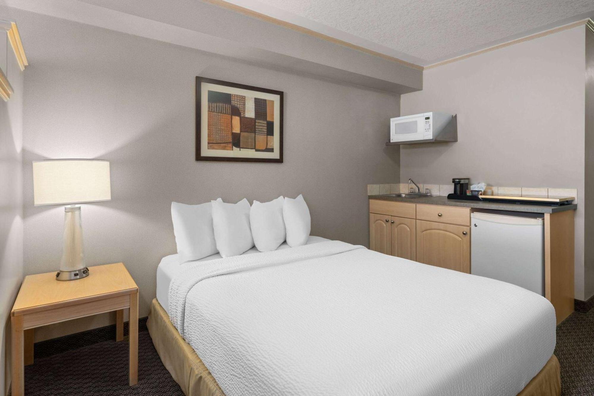 Travelodge By Wyndham Форт Макмъри Екстериор снимка