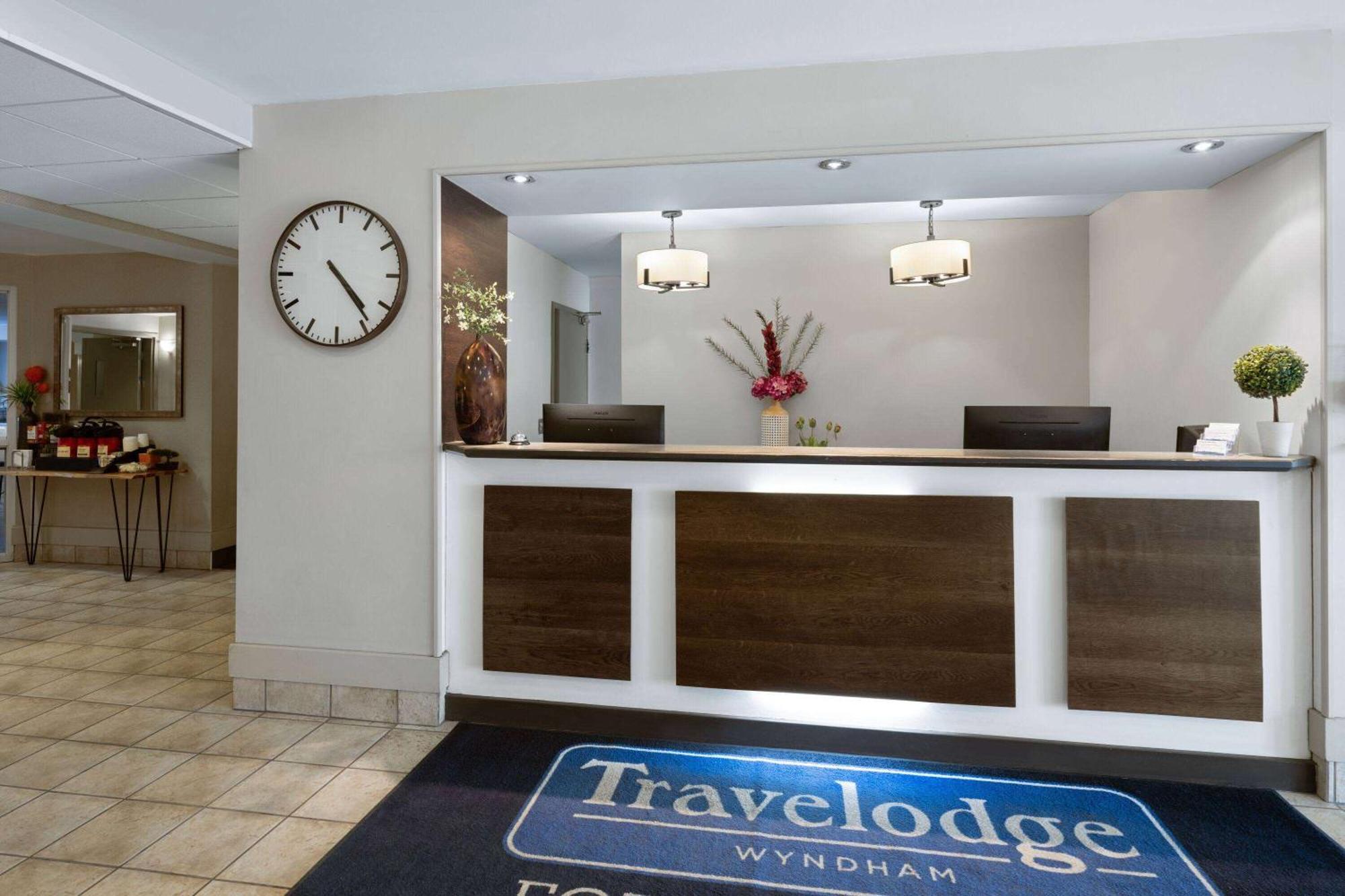 Travelodge By Wyndham Форт Макмъри Екстериор снимка