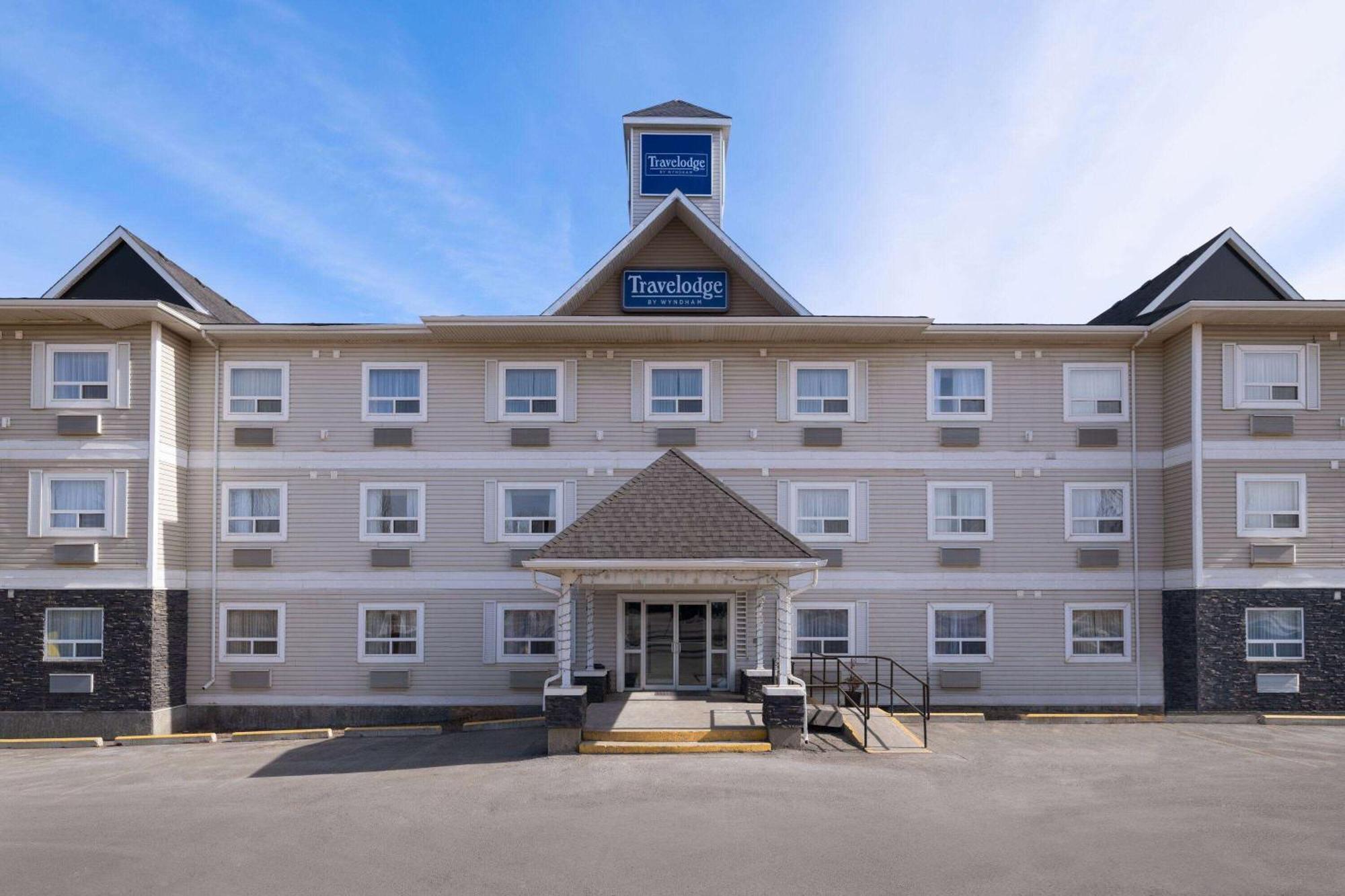 Travelodge By Wyndham Форт Макмъри Екстериор снимка
