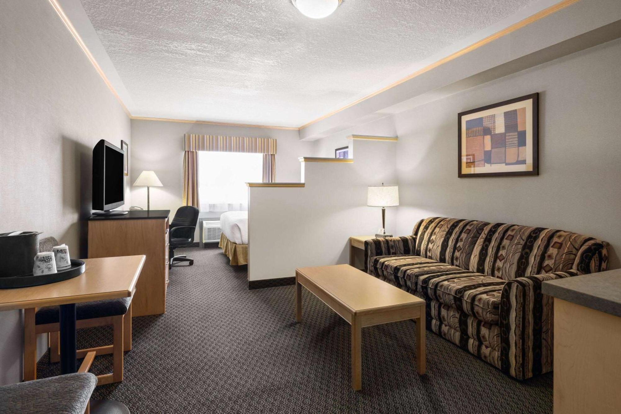 Travelodge By Wyndham Форт Макмъри Екстериор снимка