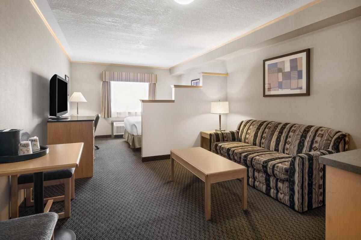 Travelodge By Wyndham Форт Макмъри Екстериор снимка