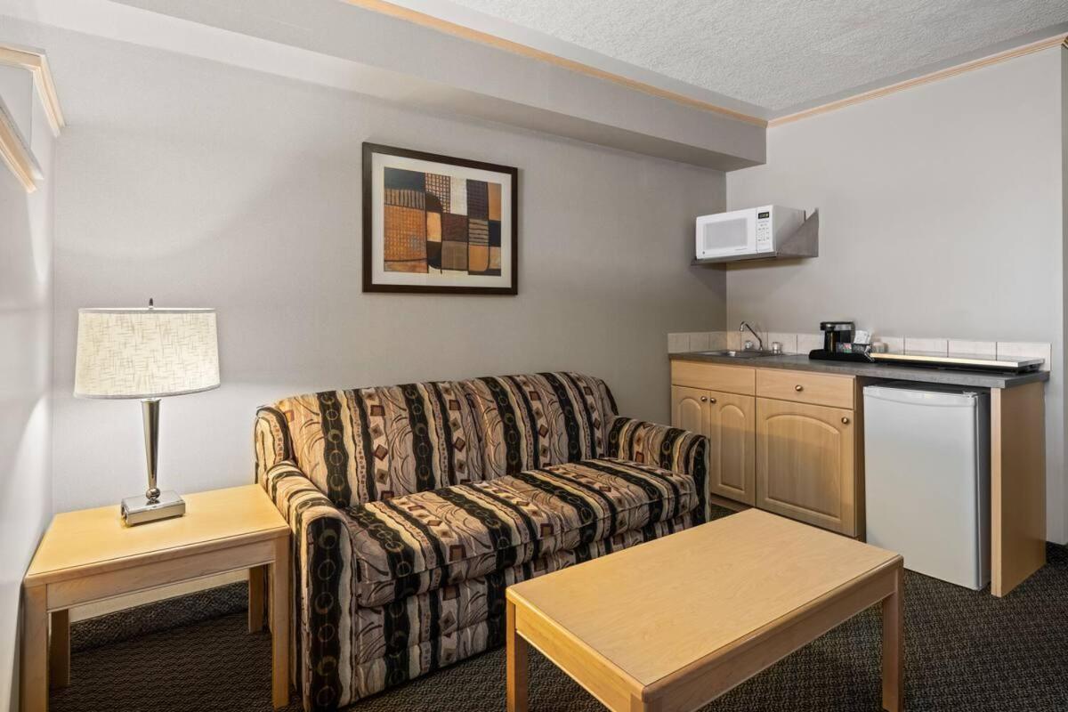 Travelodge By Wyndham Форт Макмъри Екстериор снимка
